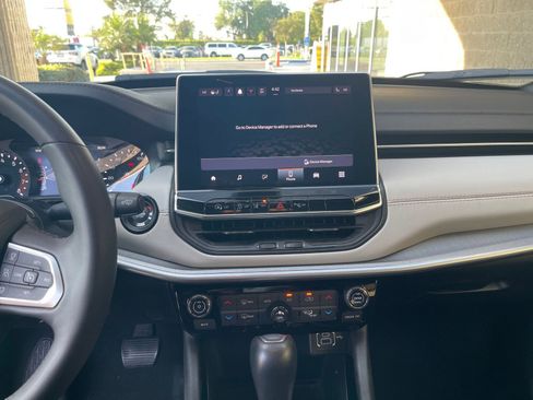 Used 2025 Jeep Compass Limited image 17