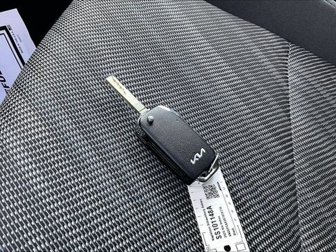 Used 2025 Kia Seltos LX AWD/4WD image 14