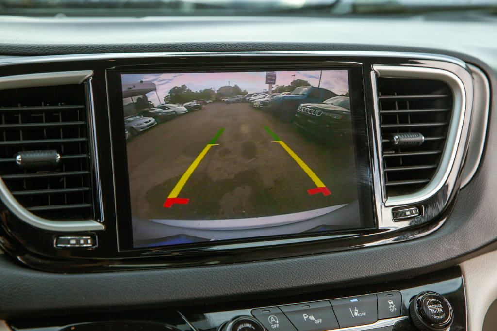 Used 2021 Chrysler Pacifica Touring-L FWD image 17