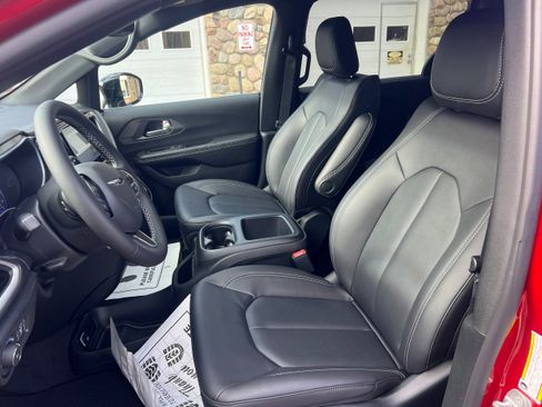New 2026 Chrysler Pacifica Select image 12