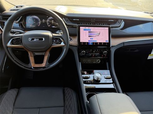 New 2025 Jeep Grand Cherokee Summit image 10