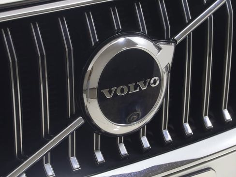 Used 2023 Volvo XC60 B5 Plus w/ Climate Package image 17