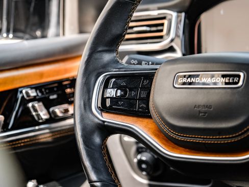 Used 2022 Jeep Grand Wagoneer Series III w/ Flexible Seating Group AWD/4WD image 17