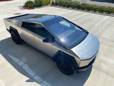 Used 2024 Tesla Cybertruck AWD Crew Cab image 9