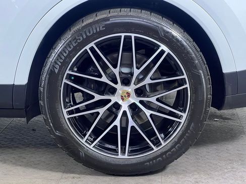 Certified 2024 Porsche Cayenne AWD/4WD image 12