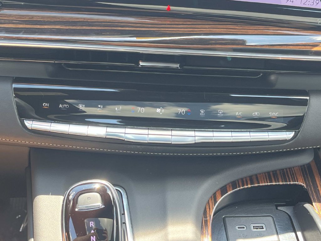 Certified 2024 Cadillac Escalade ESV Premium Luxury AWD/4WD image 38