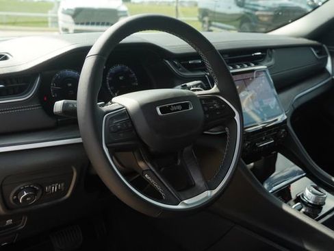 New 2025 Jeep Grand Cherokee Limited w/ Black Appearance Package AWD/4WD image 17