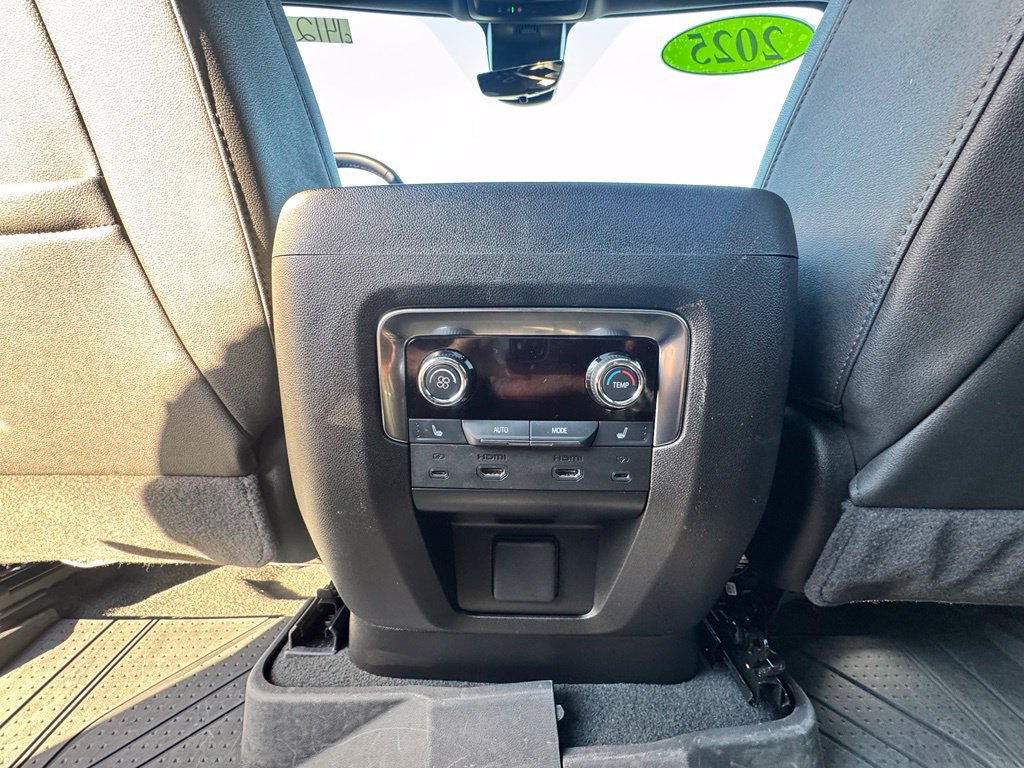 Used 2025 Chevrolet Suburban High Country AWD/4WD image 35