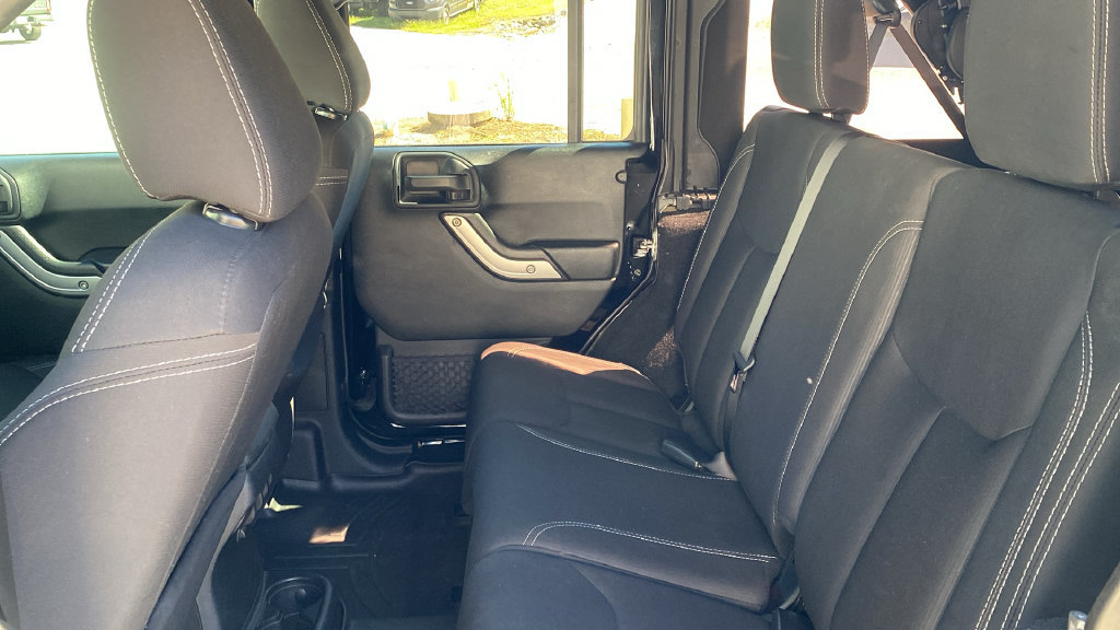 Used 2018 Jeep Wrangler Unlimited Sahara w/ Connectivity Group AWD/4WD image 14
