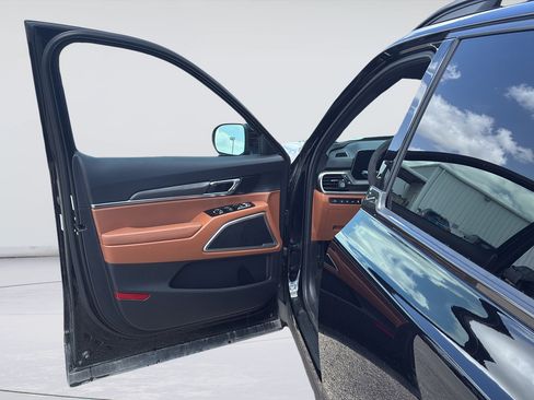 Used 2025 Kia Telluride AWD image 11