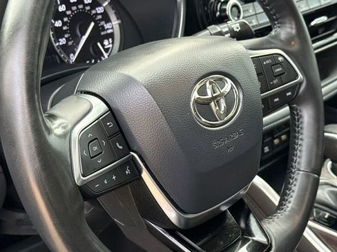 Used 2021 Toyota Highlander Limited FWD image 29