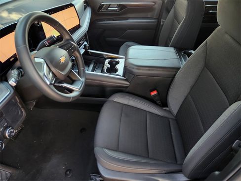 Used 2025 Chevrolet Suburban LS image 13