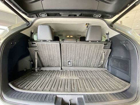Used 2021 Toyota Highlander XLE AWD/4WD image 27