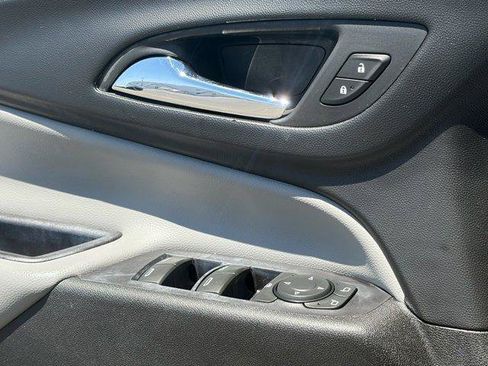 Used 2018 Chevrolet Equinox LS FWD image 19