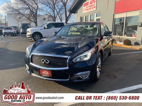 Used 2017 INFINITI Q70 5.6 image 1