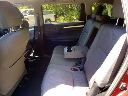 Used 2019 Toyota Highlander LE FWD image 9