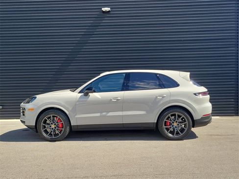 Used 2024 Porsche Cayenne S image 2