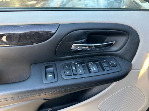 Used 2018 Dodge Grand Caravan SE w/ UConnect Hands-Free Group image 8