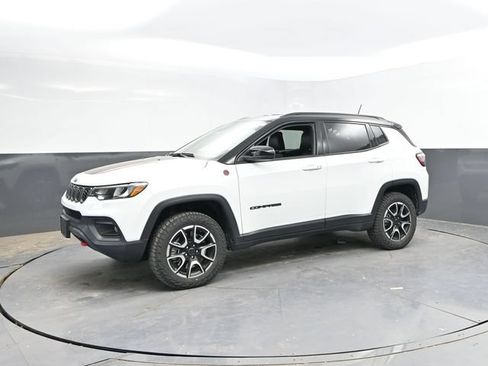 Used 2025 Jeep Compass Trailhawk AWD/4WD image 7