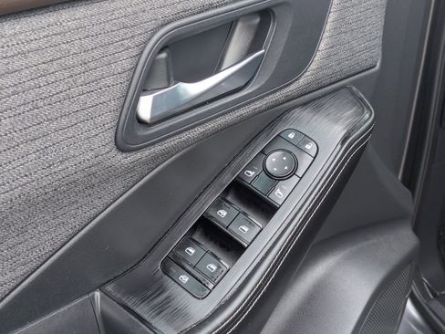 Used 2023 Nissan Rogue SV image 12