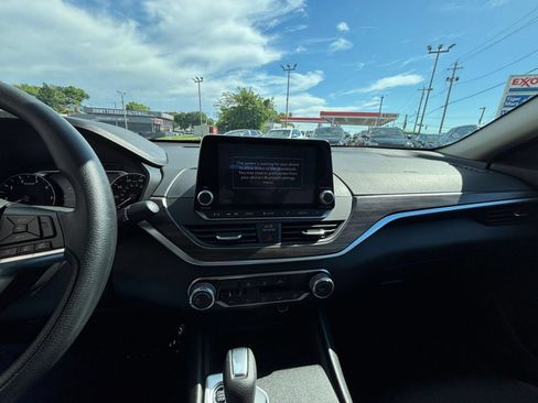Used 2025 Nissan Altima 2.5 SV FWD image 17
