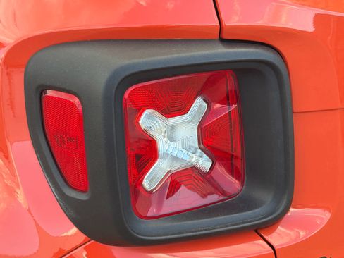 Used 2019 Jeep Renegade Sport image 11