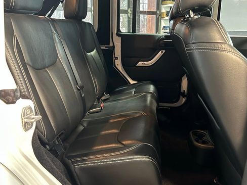 Used 2015 Jeep Wrangler Unlimited Sahara w/ Connectivity Group image 17