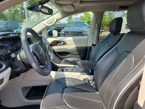 Used 2023 Chrysler Pacifica Limited w/ Trailer Tow Group AWD/4WD image 6