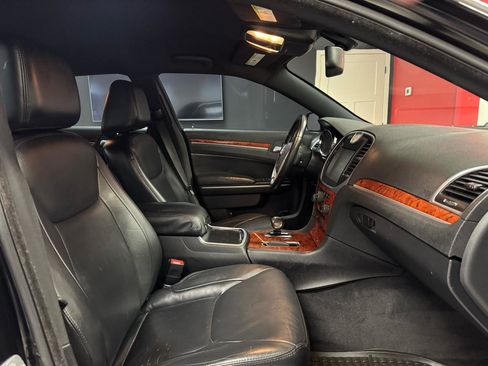 Used 2014 Chrysler 300 RWD image 39