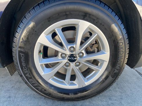 Used 2023 Kia Carnival LX image 26