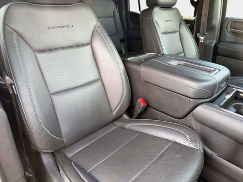 Used 2023 GMC Yukon XL Denali AWD/4WD image 22