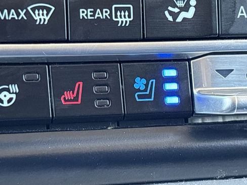 Used 2024 Ford Expedition XLT image 25