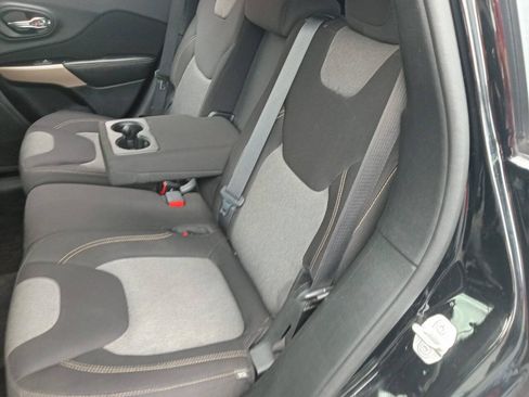 Used 2018 Jeep Cherokee Latitude w/ Cold Weather Group AWD/4WD image 9