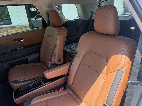 Used 2025 Nissan Pathfinder Platinum image 4