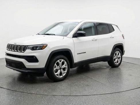 Used 2025 Jeep Compass Latitude AWD/4WD image 3