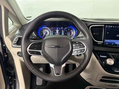 Used 2023 Chrysler Pacifica Touring-L FWD image 15