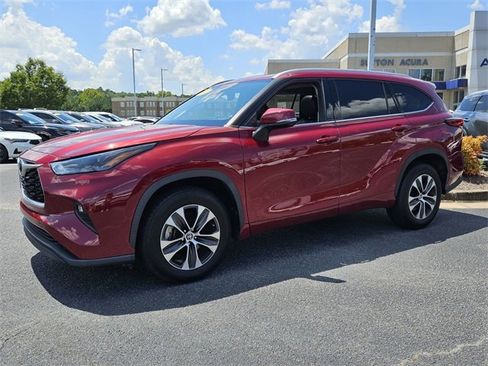 Used 2022 Toyota Highlander XLE image 3