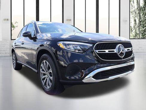 Used 2025 Mercedes-Benz GLC 300 4MATIC w/ Driver Assistance Package image 7