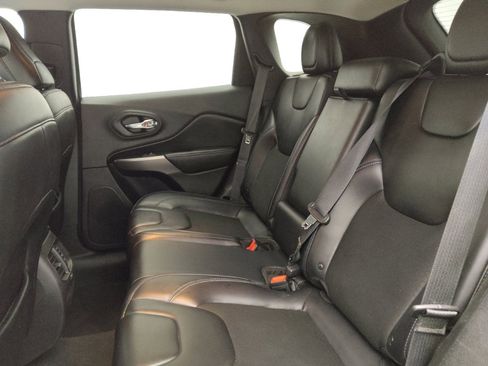 Used 2019 Jeep Cherokee Latitude Plus FWD image 18