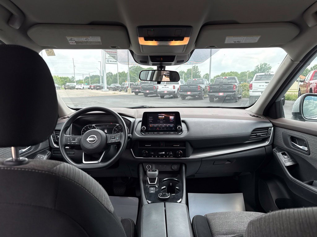 Used 2023 Nissan Rogue SV AWD/4WD image 16