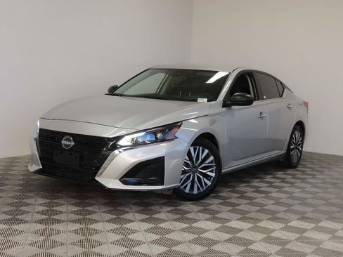 Used 2024 Nissan Altima 2.5 SV image 1