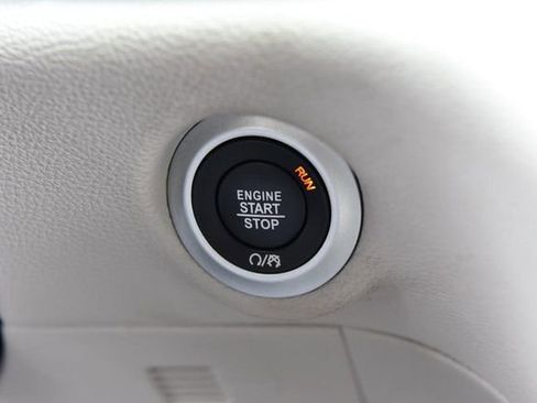 Used 2023 Chrysler Pacifica Limited FWD image 17