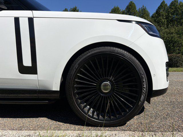 Used 2023 Land Rover Range Rover Long Wheelbase SE AWD/4WD image 3