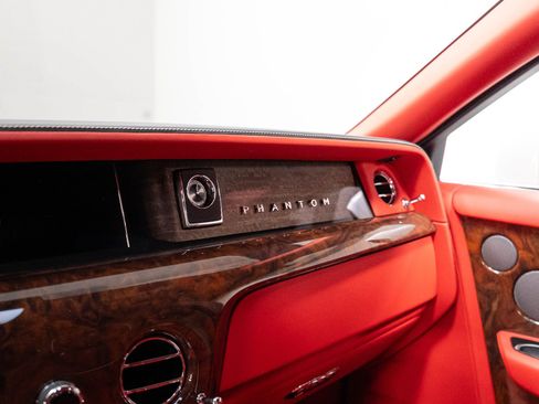 Used 2019 Rolls-Royce Phantom Sedan RWD image 40