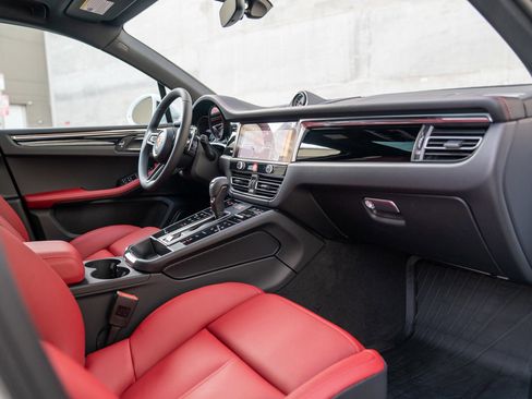 Certified 2026 Porsche Macan AWD/4WD image 25