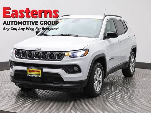 Used 2024 Jeep Compass Latitude AWD/4WD image 1
