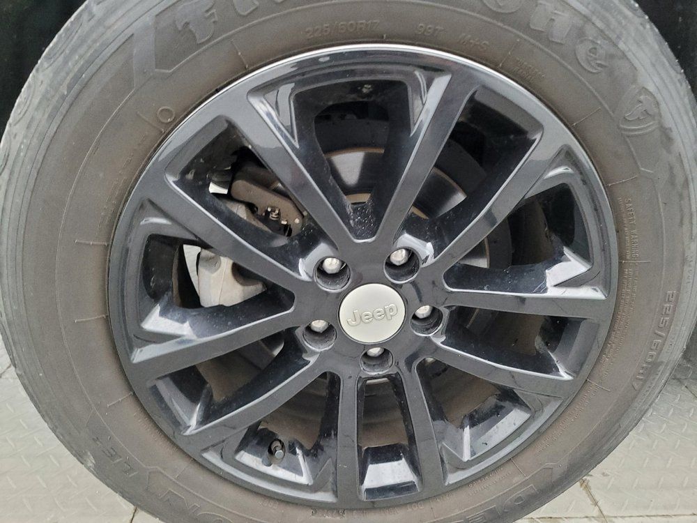 Used 2019 Jeep Cherokee Latitude Plus FWD image 31