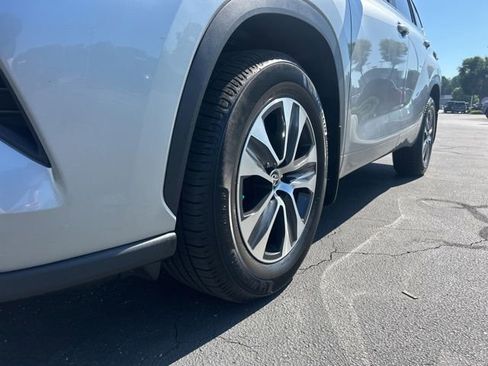 Used 2024 Toyota Highlander XLE FWD image 14