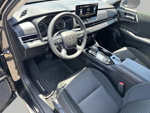 Used 2025 Mitsubishi Outlander ES FWD image 8