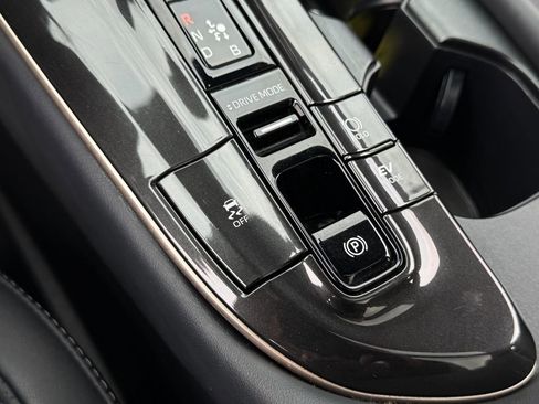 Used 2024 Toyota Crown Limited image 28